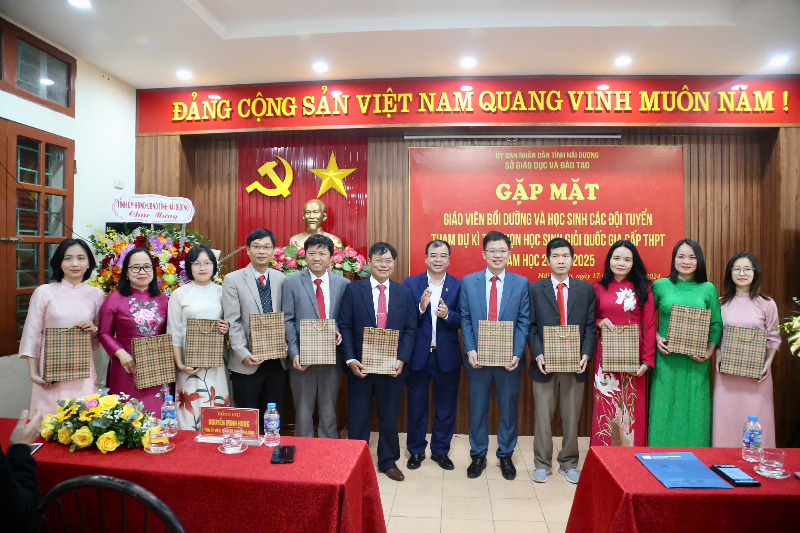 Gặp mặt, động viên giáo viên và học sinh đội tuyển học sinh giỏi quốc gia THPT tỉnh Hải Dương năm học 2024-2025